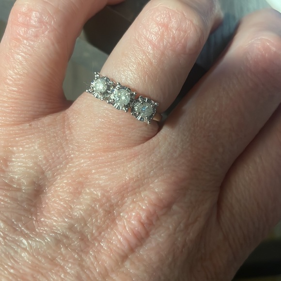 Beautiful diamond ring, 10 karat yellow gold three diamonds - Picture 4 of 11